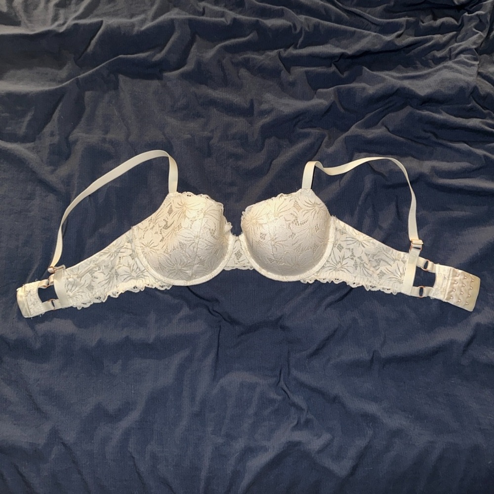 Elegant Lace Underwire Bra - Cream